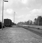 859283 Gezicht op het tweede perron van het N.S.-station Tiel te Tiel, met links de laad- en losplaats en de goederenloods.